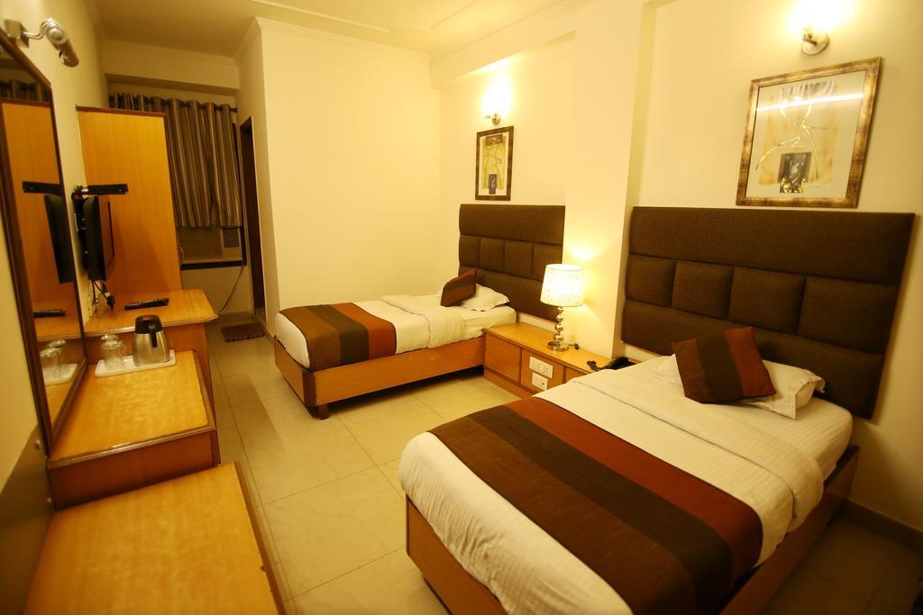 Hotel Parkway Deluxe Нью-Дели Экстерьер фото