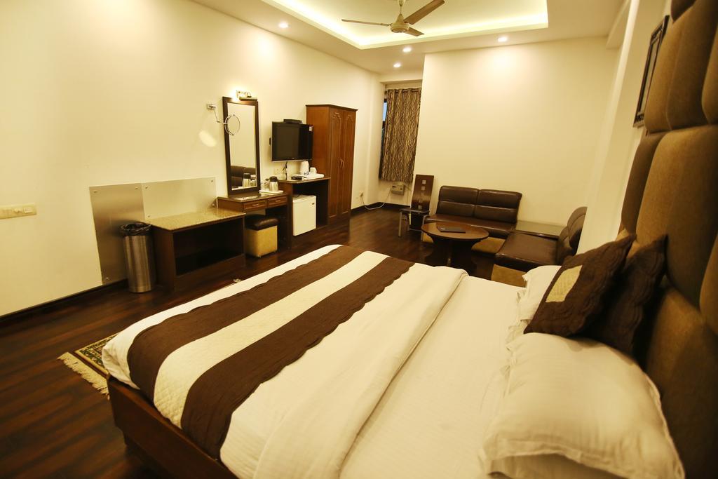 Hotel Parkway Deluxe Нью-Дели Экстерьер фото