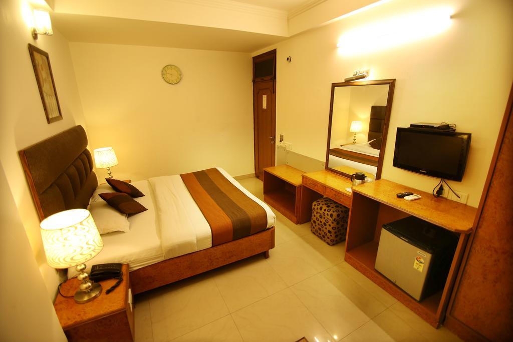Hotel Parkway Deluxe Нью-Дели Экстерьер фото