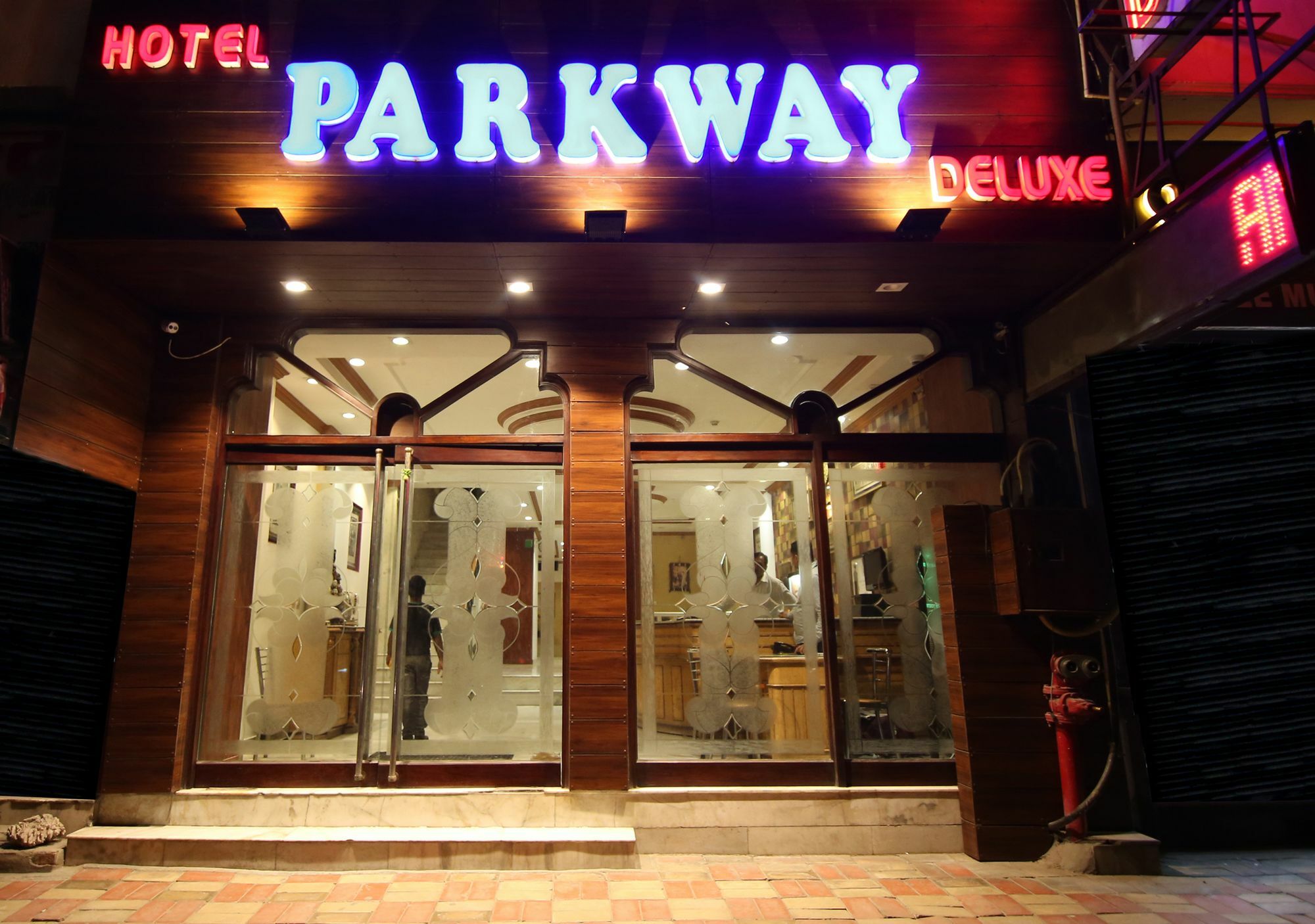 Hotel Parkway Deluxe Нью-Дели Экстерьер фото